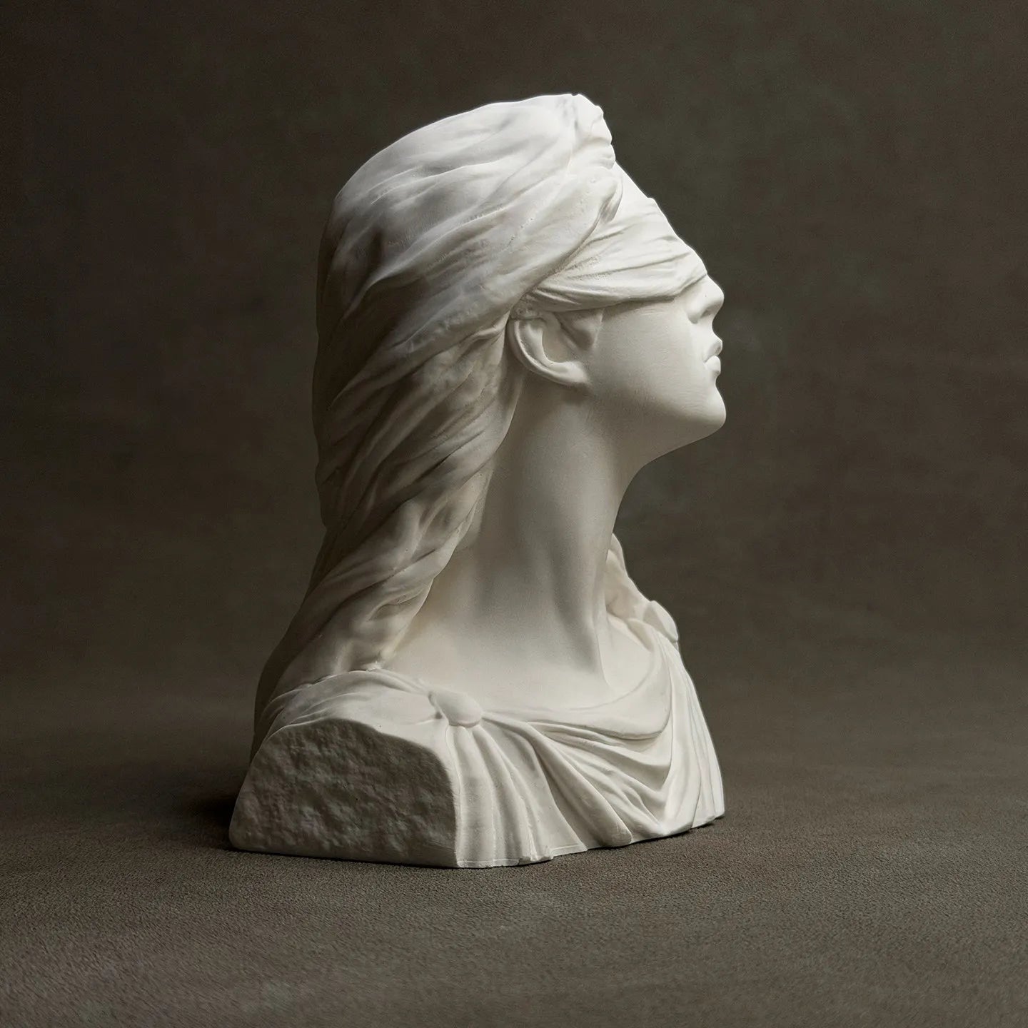 Goddess of Justice Themis Plaster Statue Desk Decoration Classical Artwork Half Body Characters Sculpture Room Aesthetic Decor