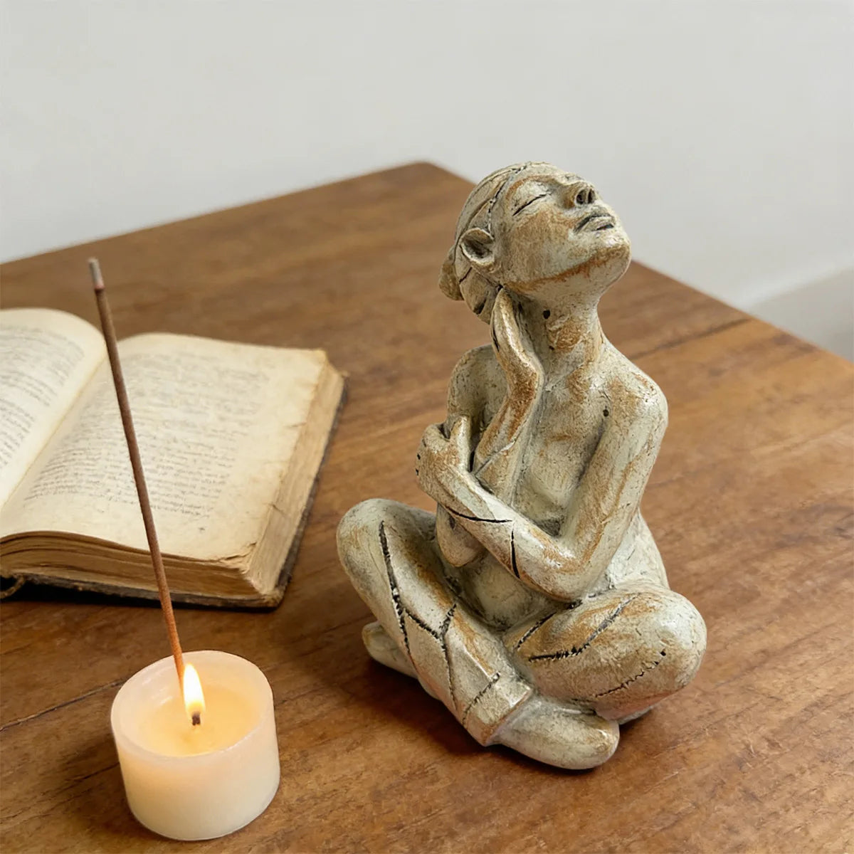 1Pc Resin Statue Ornament, Home Decoration, Tabletop Ornament, the Statue Depicts a Figure Sitting Cross-Legged, with Head Raised and Hands Holding the Body, Showing a Calm, Reflective/Enjoyable Pose, Perfect for Home Decorat