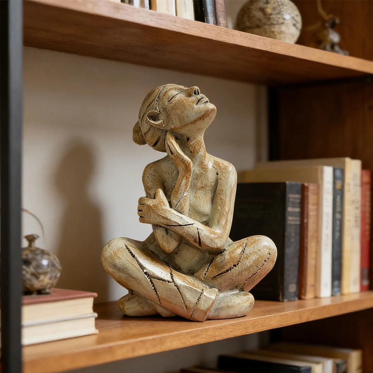 1Pc Resin Statue Ornament, Home Decoration, Tabletop Ornament, the Statue Depicts a Figure Sitting Cross-Legged, with Head Raised and Hands Holding the Body, Showing a Calm, Reflective/Enjoyable Pose, Perfect for Home Decorat