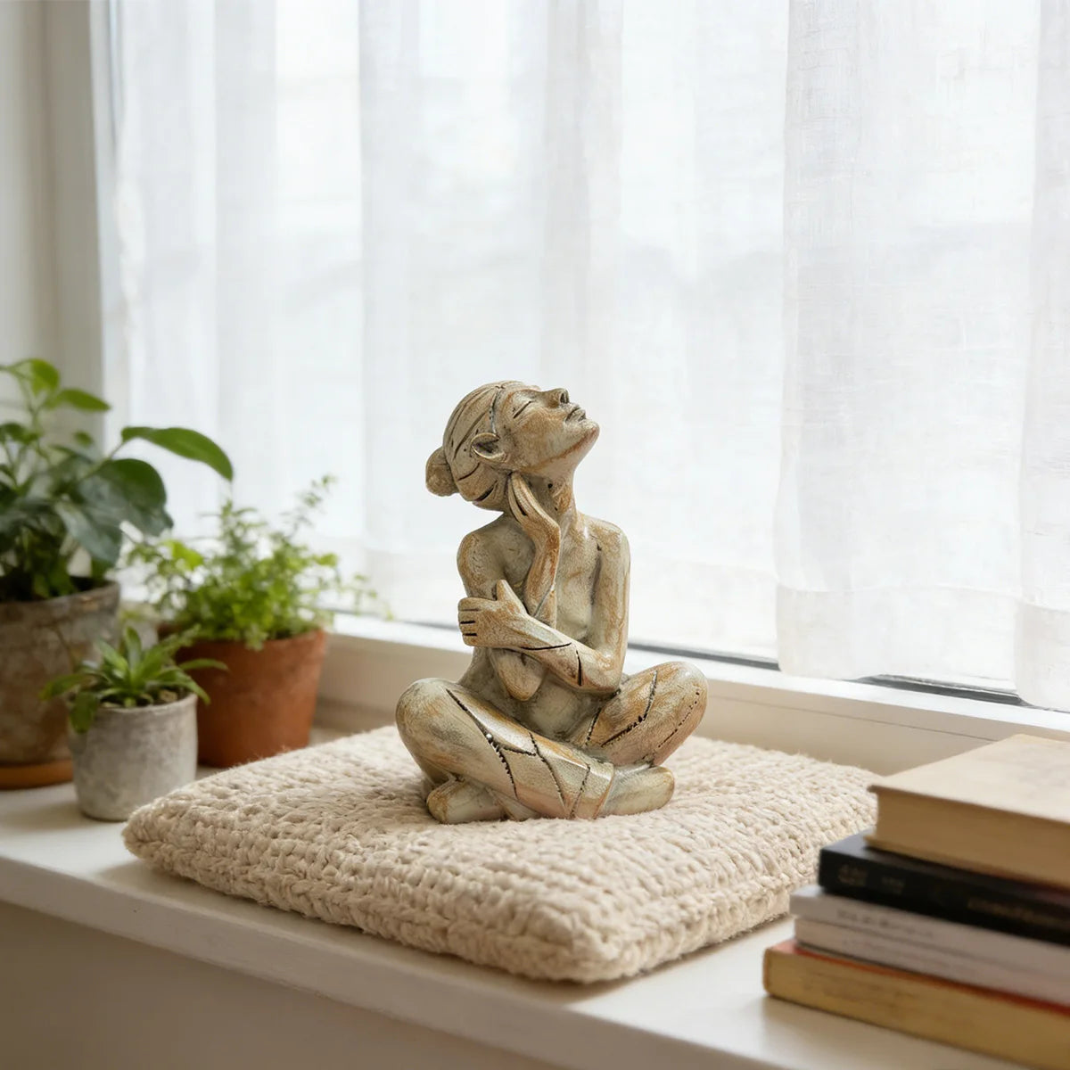 1Pc Resin Statue Ornament, Home Decoration, Tabletop Ornament, the Statue Depicts a Figure Sitting Cross-Legged, with Head Raised and Hands Holding the Body, Showing a Calm, Reflective/Enjoyable Pose, Perfect for Home Decorat